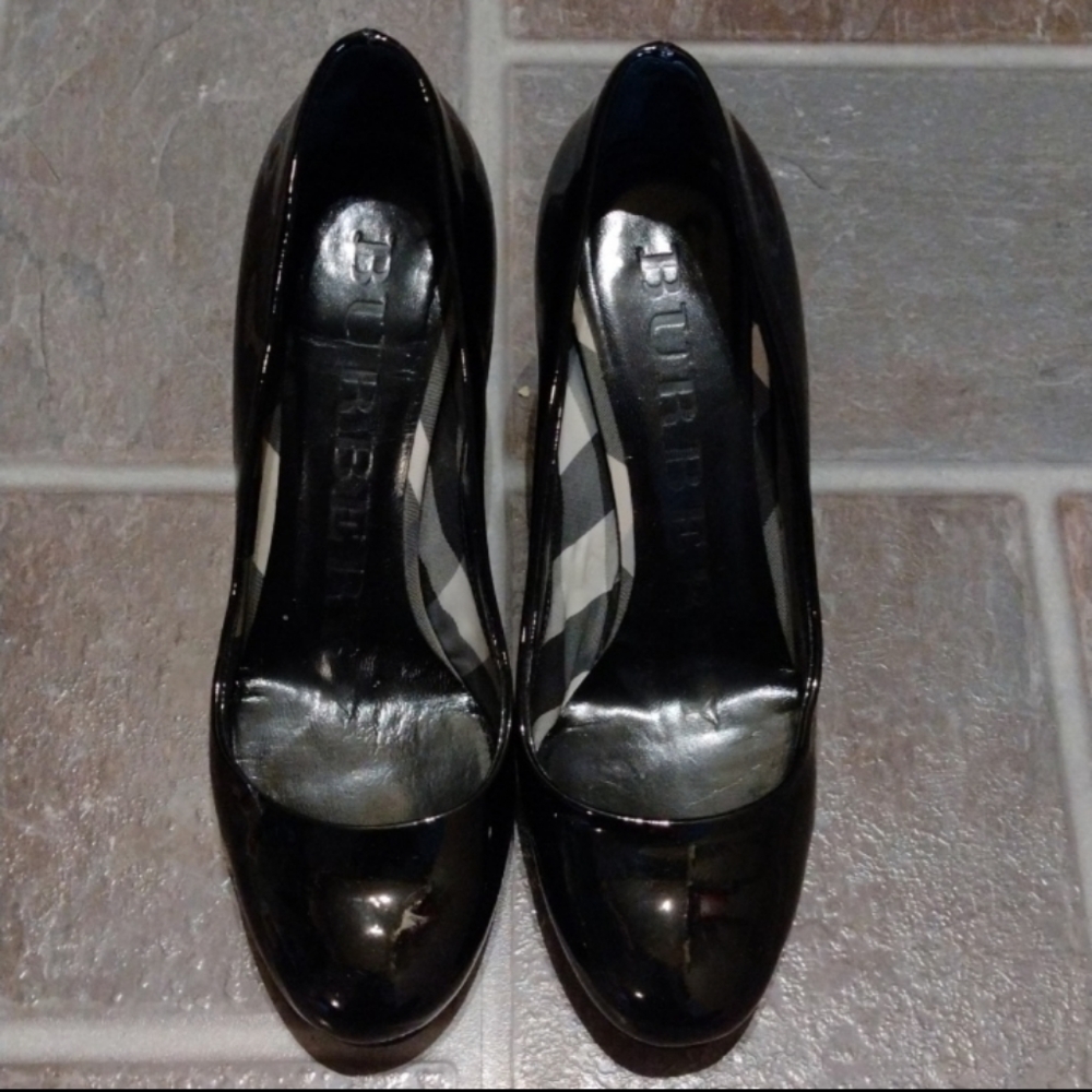 Burberry black patent leather Classic pump with signature details size 35